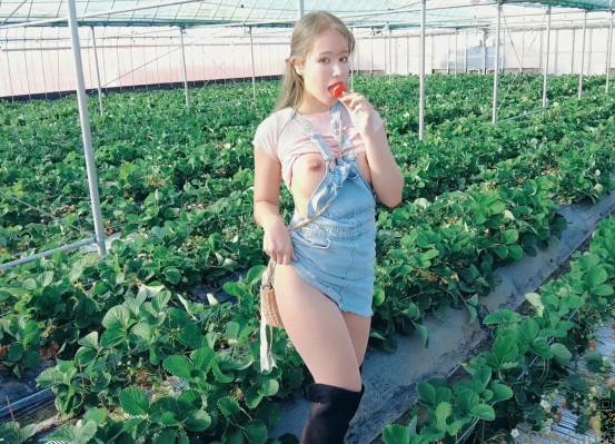 온리팬스-딸기 농원에서 수확한 딸기를 곁들인 상콤한 섹스, naomiiiichannel