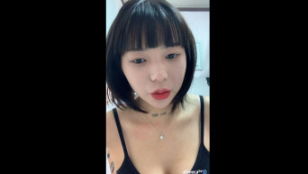 아프리카_벽에 간호조무사 자격증. 타투녀 [옷갈아입다 가슴노출]