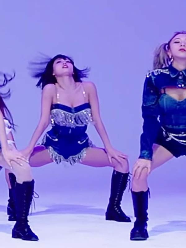 My girls and I, shaking our booties on a white stage. Teasing you with K-pop style seduction. 𝗗𝗿𝗶𝗽, 𝗱𝗿𝗶𝗽, 𝘀𝗼 𝗵𝗼𝘁, 𝗛𝗼𝗻𝗲𝘆! 🔥 – @dancingqueen’s Sex Reel On koreanbj.club – TikTok Porn & Shorts