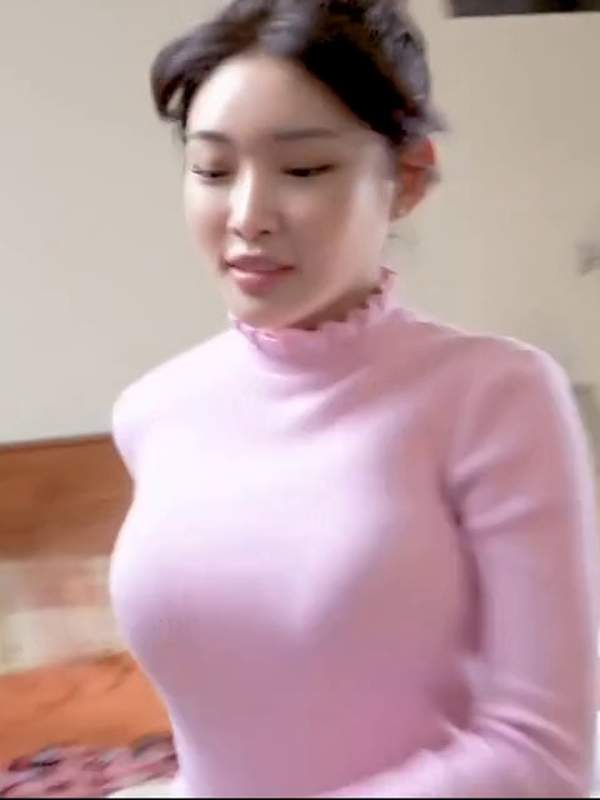 Flaunting my tiny waist and juicy bubble butt, can’t resist twerking in this delicate pink sweater. Ready for some KpopFap action? – @dancingqueen’s Sex Reel On koreanbj.club – TikTok Porn & Shorts