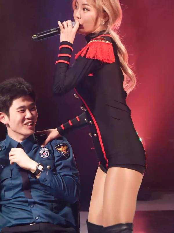 Find me in this sexy little black number belting out tunes. 🎤 Can you handle how hot I look? Cut to the chase, slide into my DMs now! – @badassani’s Sex Reel On koreanbj.club – TikTok Porn & Shorts
