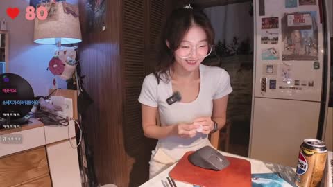 엄소진 소시지 먹방